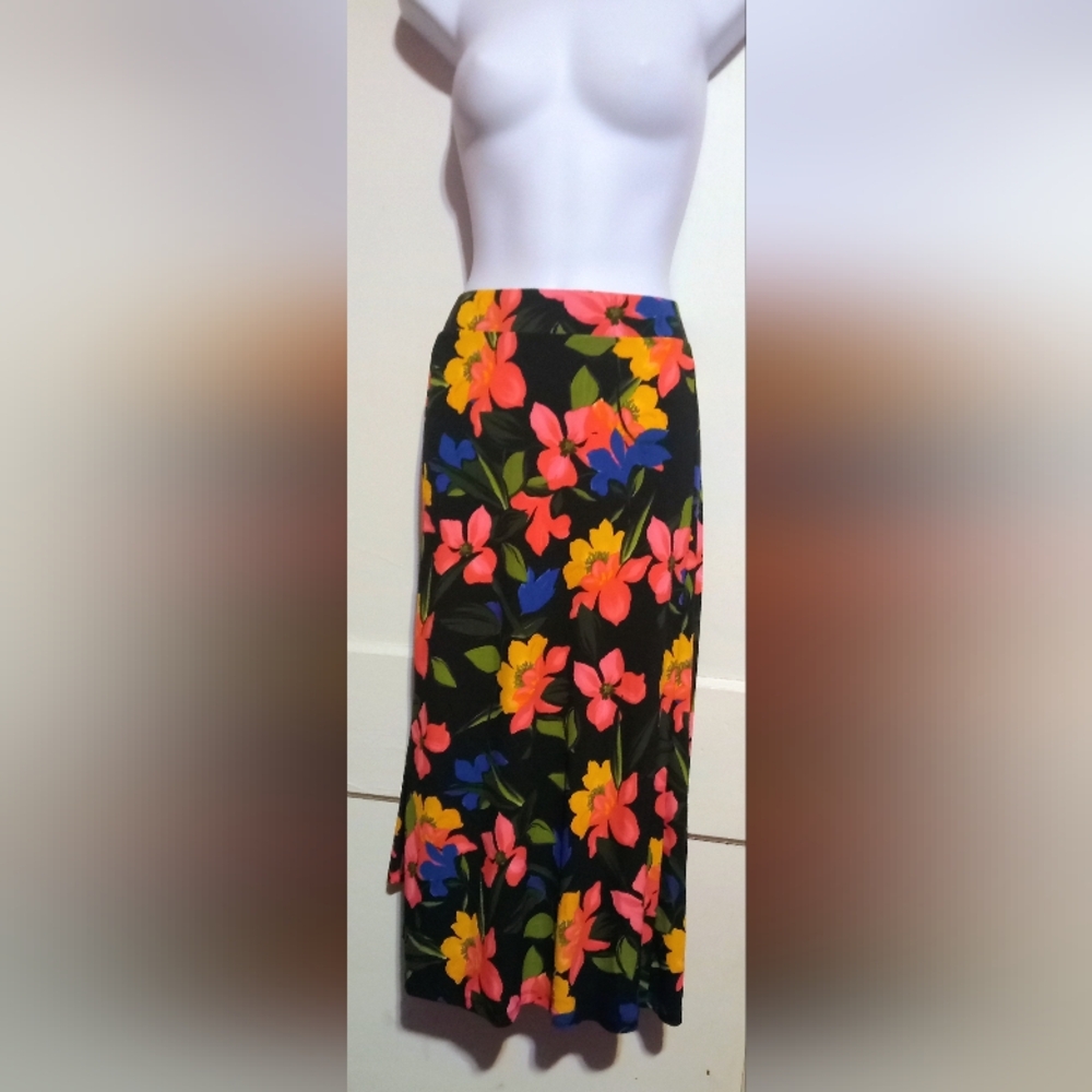 🛍️ BUNDLE ONLY 🛍️Investments Multicolor Floral Skirt